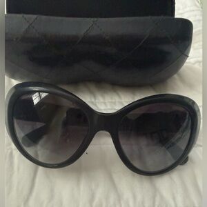 Chanel 5318-Q cateye sunglasses with black gradient lens. Lambskin camellias.